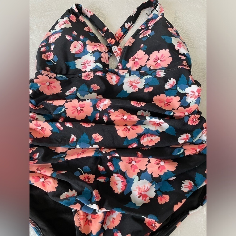 Cupshe women’s one piece floral swimsuit black with white, pink,blue size large
